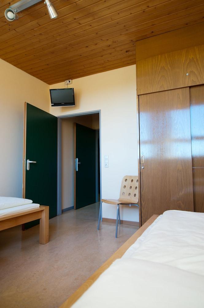 Haus International Hostel *